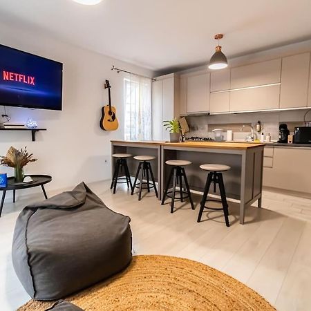 Arte - 2 Bedroom Apartment Near Coresi Mall With Free Parking Braşov Eksteriør billede
