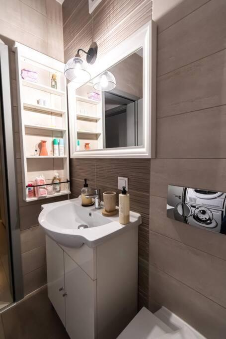 Arte - 2 Bedroom Apartment Near Coresi Mall With Free Parking Braşov Eksteriør billede